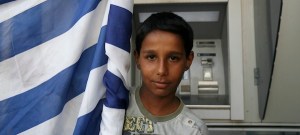 Διαμαρτυρία αθίγγανων  έξω από το Δημαρχείο Χαλανδρίου ενάντια στην απόφαση να κατεδαφίσουν τον καταυλισμό τους